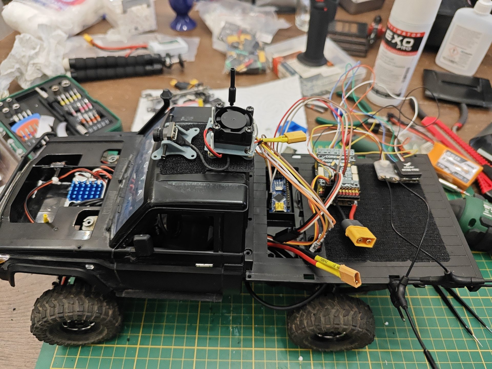 Montaż kontrolera lotu Corewing F405 Wing V2 oraz odbiornika RadioMaster XR4 na podwoziu RC Pickup Truck z wentylatorem i kamerą FPV