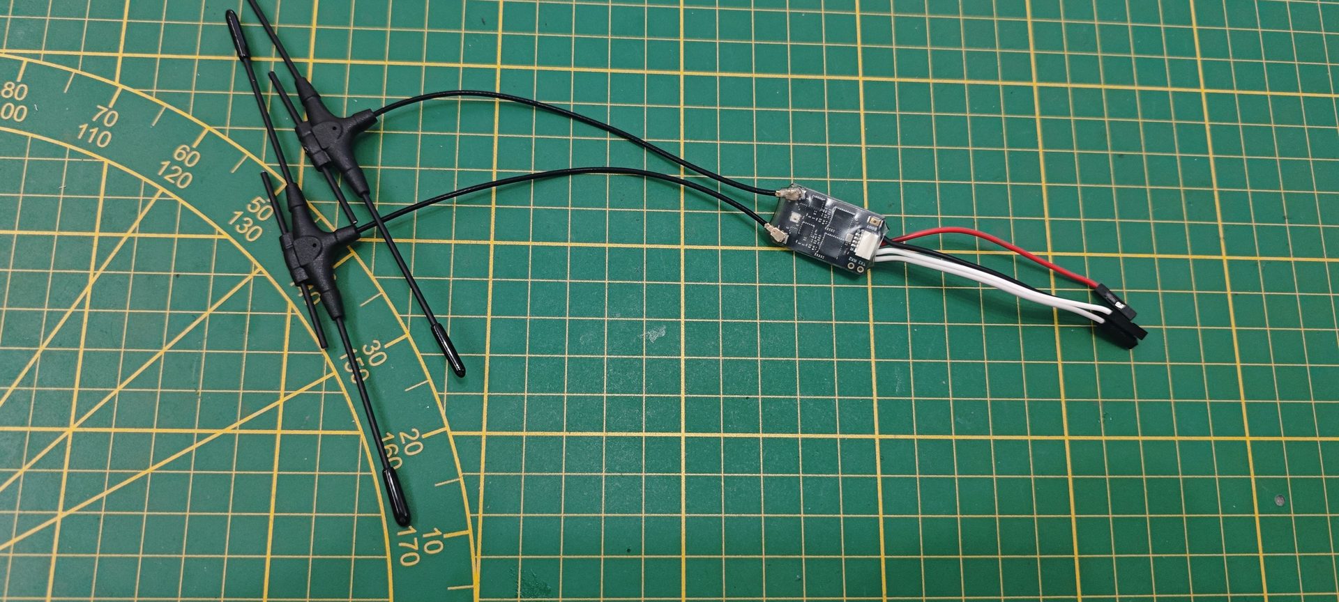 Odbiornik RadioMaster XR4 ExpressLRS Gemini diversity z podwójną anteną T-antenna i wyprowadzoną magistralą CRSF Serial
